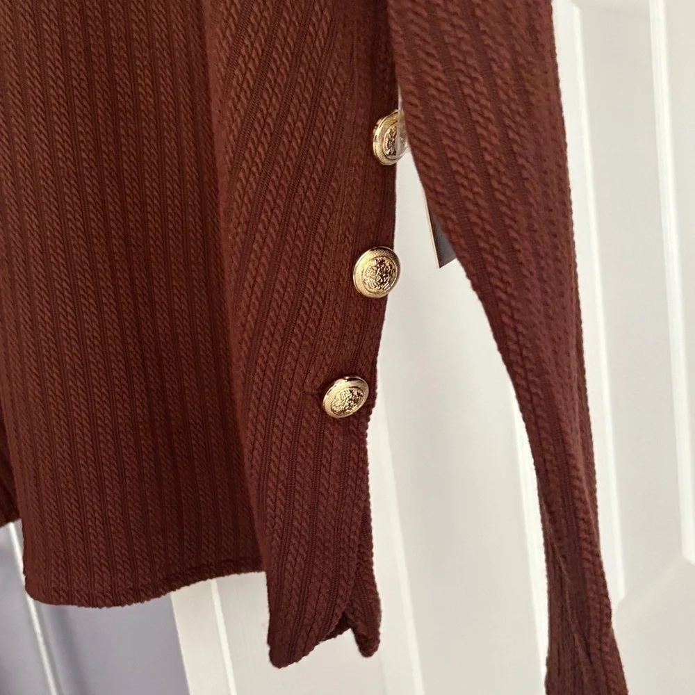 Elegant Brown Ribbed Crew Neck Sweater button detail - Picture 6 of 8